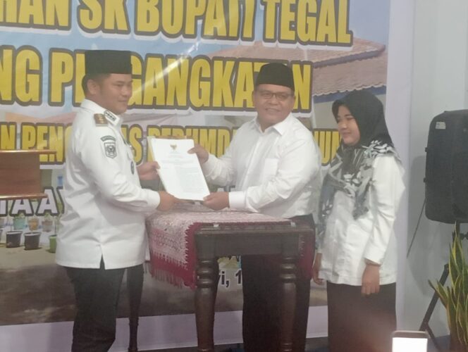 
					Lantik Dua Anggota Dewan Pengawas, Bupati Harap PDAM Tirta Ayu Dapat Memberikan Pelayanan Terbaik