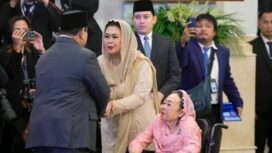 Presiden RI, Prabowo Subianto menyapa ahli waris Pahlawan Nasional, Abdurrahman Wahid (Gus Dur), Nyai Sinta Nuriyah dan Yenny Wahid di Istana Negara, Senin (10/11/2025) | Foto: BPMI Setpres)