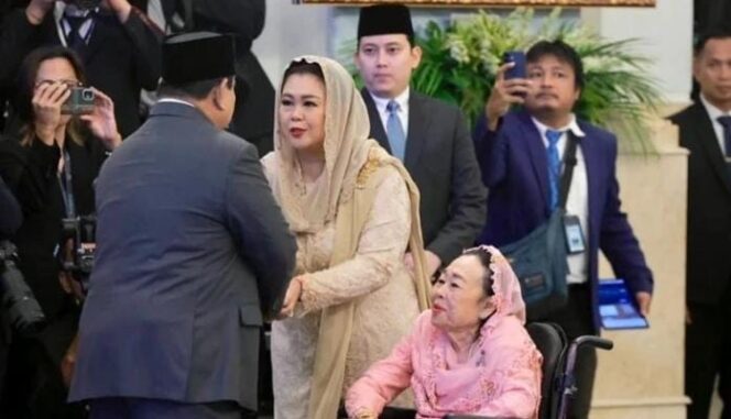 
					Presiden RI, Prabowo Subianto menyapa ahli waris Pahlawan Nasional, Abdurrahman Wahid (Gus Dur), Nyai Sinta Nuriyah dan Yenny Wahid di Istana Negara, Senin (10/11/2025) | Foto: BPMI Setpres)