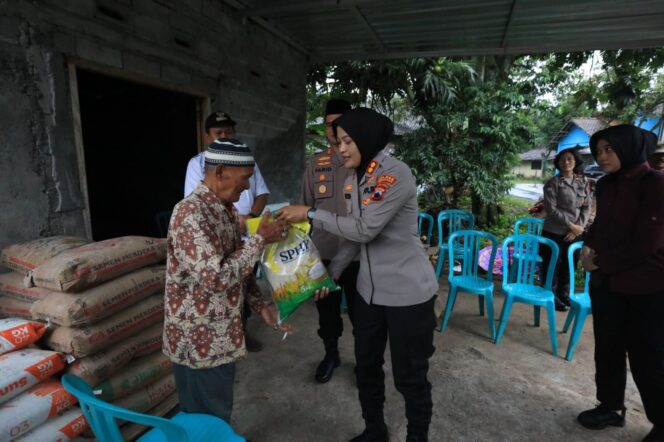 
					Polres Semarang Salurkan Bantuan untuk Warga Terdampak Angin Puting Beliung di Pringapus dan Bergas
