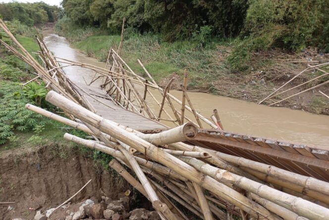 
					Jembatan Darurat di Meteseh Hanyut, Pemkot Semarang Masih Menunggu Kajian Resmi