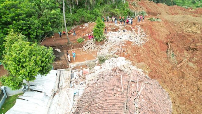 
					Pascalongsor Cibeunying, Gubernur Ahmad Luthfi Minta Warga Tingkatkan Kewaspadaan Bencana