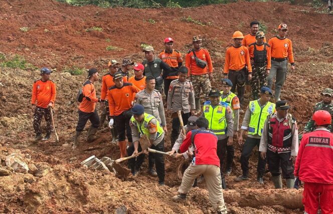 
					Brimob Polda Jateng dan Polresta Cilacap All Out Tangani Longsor Cibeunying, Fokuskan Pencarian 20 Warga yang Masih Hilang