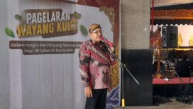 Ketua Pepadi Kota Semarang, Anang Budi Utomo saat mengisi sambutan pada pembukaan Pagelaran Wayang Kulit di Kampung Budaya FBS Unnes, Sabtu (15/11) siang | foto: Wahyu Hamijaya.