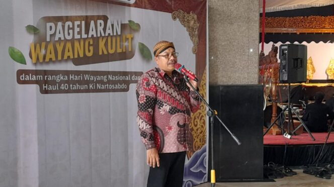 
					Ketua Pepadi Kota Semarang, Anang Budi Utomo saat mengisi sambutan pada pembukaan Pagelaran Wayang Kulit di Kampung Budaya FBS Unnes, Sabtu (15/11) siang | foto: Wahyu Hamijaya.