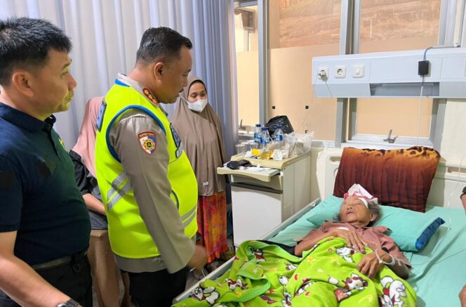 
					Kapolresta Cilacap Jenguk Korban Longsor di RSUD Majenang, Pastikan Penanganan Medis Berjalan Maksimal