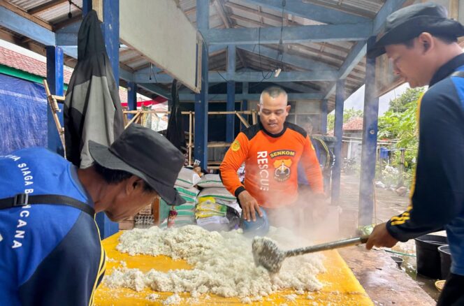 
					Dapur Umum Longsor Cibeunying Siapkan Ribuan Porsi, Petugas Masak Sejak Pukul 03.00 Pagi