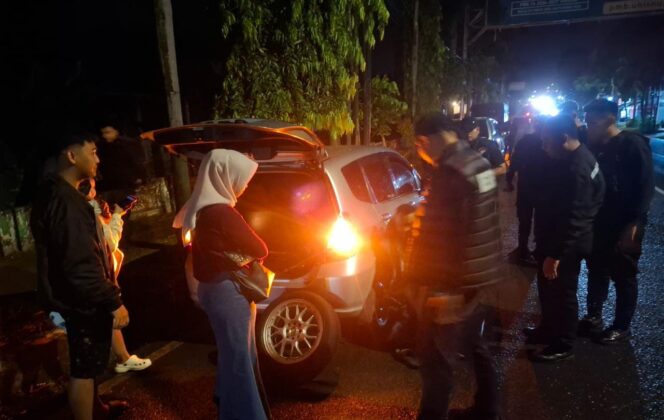 
					Polisi Sigap Bantu Pengemudi yang Alami Pecah Ban di Jalan Gelap Jepara