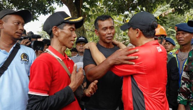 
					Keluarga Korban Longsor Cibeunying Menangis di Pelukan Gubernur Ahmad Luthfi
