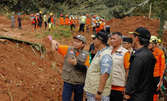 
					Masih Rawan, Wagub Taj Yasin Ingatkan Warga Tak Menyaksikan Evakuasi Longsor Cibeunying dari Atas Tebing