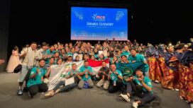 Seluruh rombongan Wahid Hasyim Choir merayakan kemenangan dua medali emas | foto: Unwahas.