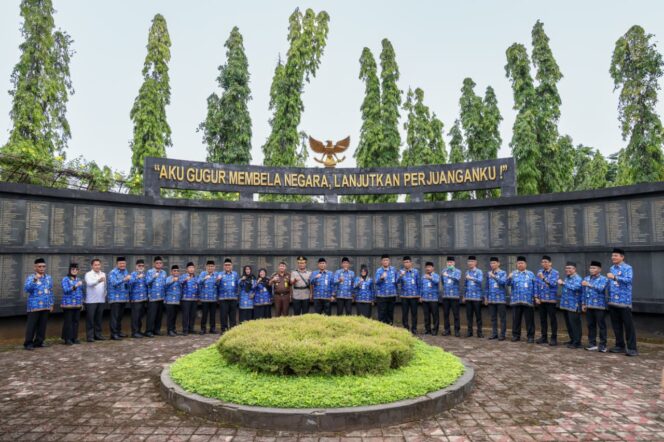 
					Pimpin Ziarah di TMP Giri Tunggal, Gus Yasin Tekankan Pentingnya Adaptasi Korpri di Era Digital