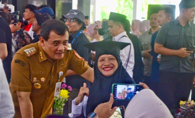 
					Ahmad Luthfi Siapkan Wisuda Serentak 40.000 Keluarga Graduasi PKH di Jawa Tengah