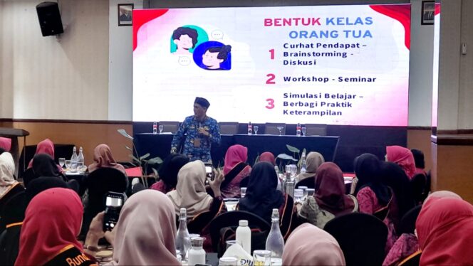 
					Para peserta tampak serius mendengarkan salah satu pemateri kegiatan, Rifki Nugroho, Spd, M.Kom | foto: Wahyu Hamijaya