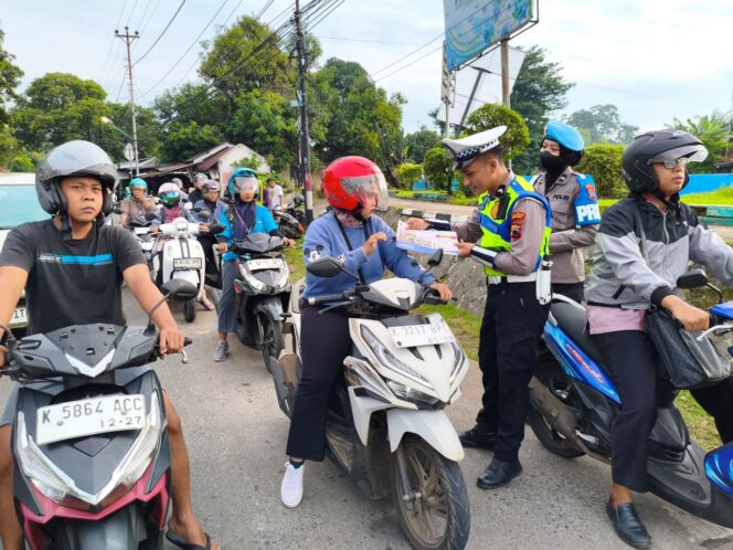 
					Operasi Zebra Candi 2025, Polres Jepara Bagikan hingga Pasang Sticker Tertib Berlalu Lintas ke Pengguna Jalan Raya