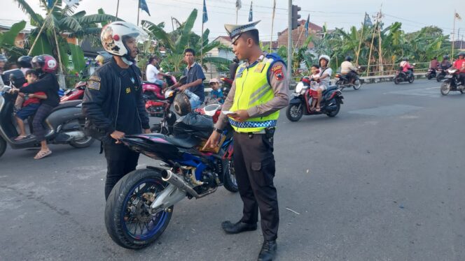 
					Hari Pertama Operasi Zebra Candi 2025, Polres Demak Tindak 73 Pelanggar