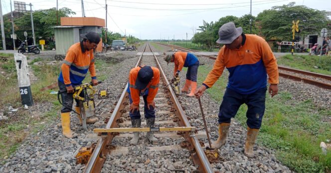 
					KAI Daop 4 Semarang Tingkatkan Keselamatan dan Kenyamanan dengan Perbaikan Geometri Rel di 86 Perlintasan