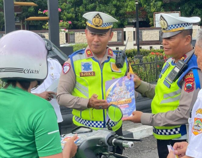 
					Polres Demak Intensifkan Edukasi Keselamatan, Bagikan Pamflet dan Ajak Warga Taat Aturan Lalu Lintas