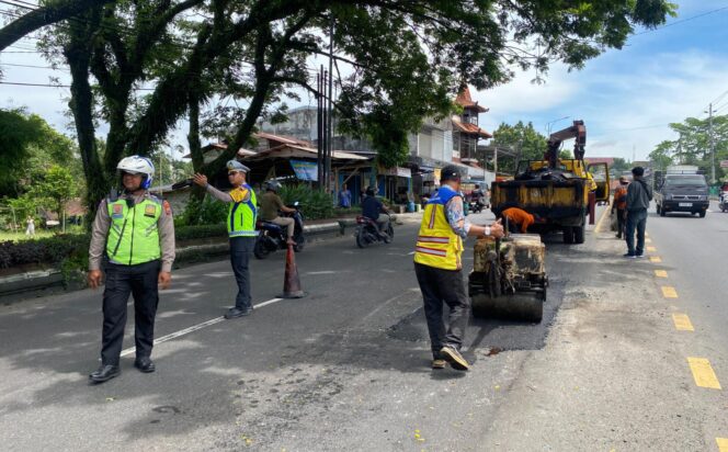
					Antisipasi Fatalitas Kecelakaan Akibat Jalan Rusak, Polres Semarang Lakukan Monitoring dan Perbaikan di Titik Rawan