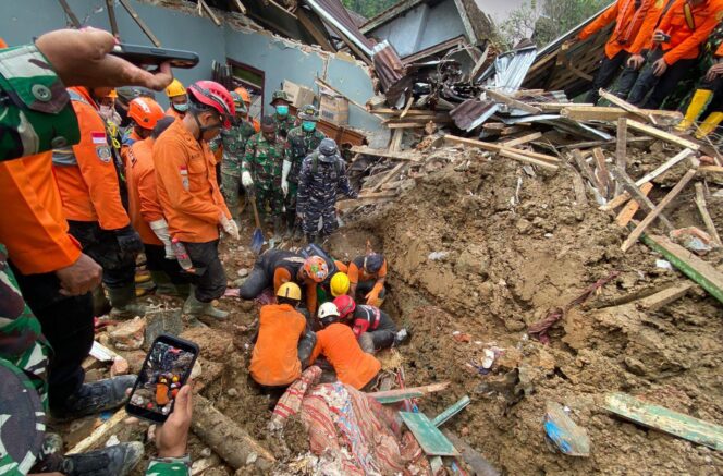 
					Operasi Hari Keempat: Satu Korban Longsor Situkung Berhasil Ditemukan, Pencarian Lainnya Terkendala Cuaca