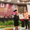 Rektor Unisvet Semarang, Luluk Elyana menyerahkan cindera mata berupa lukisan kepada Kepala PPKPT Subdirektorat Kemendiktisaintek, Denny Kurniawan