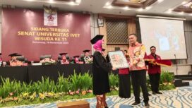 Rektor Unisvet Semarang, Luluk Elyana menyerahkan cindera mata berupa lukisan kepada Kepala PPKPT Subdirektorat Kemendiktisaintek, Denny Kurniawan
