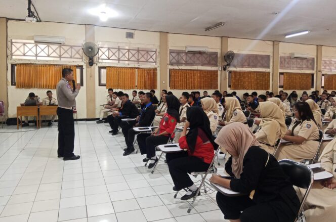 
					Satlantas Polres Kendal Edukasi Pelajar SMKN 2 soal Disiplin Berlalu Lintas dalam Rangka Ops Zebra Candi 2025