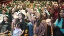 Celine Evangelista bersama kru dan fans-nya seusai pemutaran trailer Danyang Wingit Jumat Kliwon di DP Mall Semarang XXI, Rabu (19/11/2025) malam