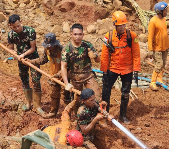 
					Prajurit Kodam IV/Diponegoro Terus Bergerak di Hari ke-7, Tak Kenal Lelah Menolong Korban Longsor Majenang