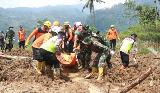 
					TNI Terus Berjuang Menyelamatkan Korban Longsor di Dusun Situkung Banjarnegara
