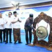 Menteri Koperasi, Ferry Juliantono memukul gong tanda dibukanya acara Muswil Dekopinwil Jateng di Gedung Gradika Bakti Praja, Kota Semarang, Jumat (21/11/2025)