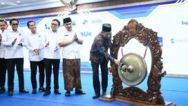 Menteri Koperasi, Ferry Juliantono memukul gong tanda dibukanya acara Muswil Dekopinwil Jateng di Gedung Gradika Bakti Praja, Kota Semarang, Jumat (21/11/2025)