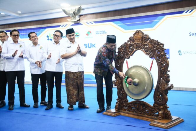 
					Menteri Koperasi, Ferry Juliantono memukul gong tanda dibukanya acara Muswil Dekopinwil Jateng di Gedung Gradika Bakti Praja, Kota Semarang, Jumat (21/11/2025)