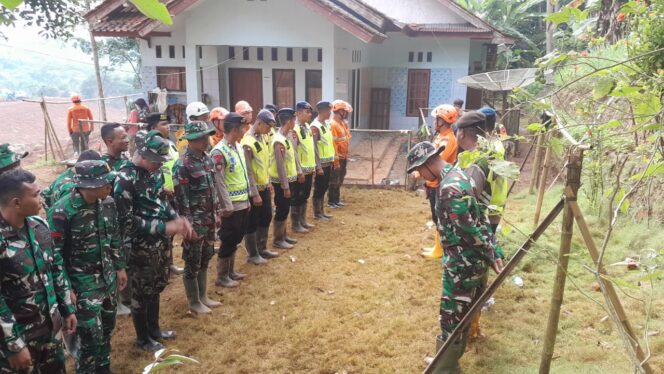 
					Prajurit Kodam IV/Diponegoro Tetap Berjuang, Menggali Asa di Tengah Longsor Cibeunying