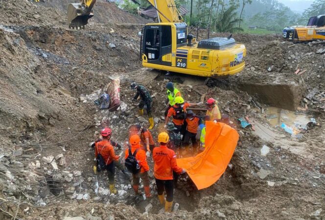 
					Hujan Tak Menghalangi Semangat, Tim SAR Terus Cari Korban Longsor Situkung di Hari Keenam
