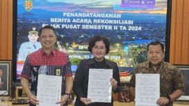 Kepala BPKAD Kota Semarang Tuning Sunarningsih (tengah) menghadiri kegiatan penandatanganan Berita Acara Rekonsiliasi (BAR) atas penyetoran pajak pusat periode Semester II Tahun 2024 | foto: KPP Pratama Semarang Tengah.