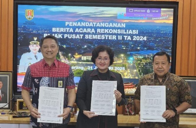 
					Kepala BPKAD Kota Semarang Tuning Sunarningsih (tengah) menghadiri kegiatan penandatanganan Berita Acara Rekonsiliasi (BAR) atas penyetoran pajak pusat periode Semester II Tahun 2024 | foto: KPP Pratama Semarang Tengah.