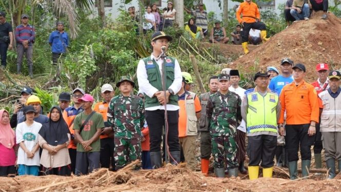 
					10 Hari Tanpa Henti, Prajurit Kodam IV/Diponegoro Terobos Lumpur Demi Evakuasi Korban Longsor