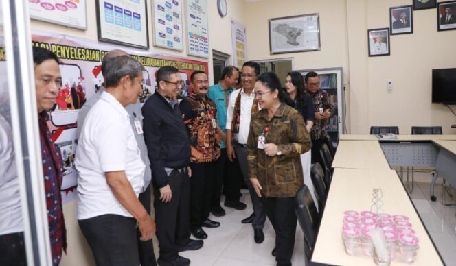 
					Wali Kota Semarang, Agustina Wilujeng saat mendampingi Menteri Hukum RI, Supratman Andi Agtas di Kelurahan Kramas, Kecamatan Tembalang | foto: humas Pemkot.