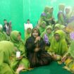 Ustazah Mumpuni Handayayekti saat transit di kantor MWCNU Kecamatan Ungaran Timur sebelum menyampaikan mauidzah hasanah peringatan Maulid Nabi Muhammad SAW yang digelar oleh PAC Muslimat NU Ungaran Timur, Ahad (23/11/2025). Foto: Rifqi