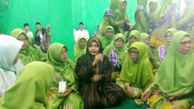 Ustazah Mumpuni Handayayekti saat transit di kantor MWCNU Kecamatan Ungaran Timur sebelum menyampaikan mauidzah hasanah peringatan Maulid Nabi Muhammad SAW yang digelar oleh PAC Muslimat NU Ungaran Timur, Ahad (23/11/2025). Foto: Rifqi
