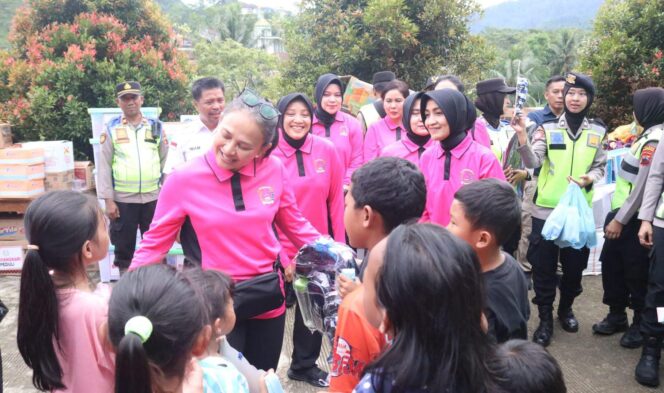 
					Peduli Korban Longsor Banjarnegara, Ketum Bhayangkari Tinjau Pengungsian dan Apresiasi Tim Trauma Healing