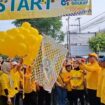 Ketua DPD Partai Golkar Jawa Tengah Mohammad Saleh saat mengibarkan bendera start Yellow FUN WALK 2025 di halaman Kantor DPD Golkar Jawa Tengah Jl. Kyai Saleh No. 1 Semarang