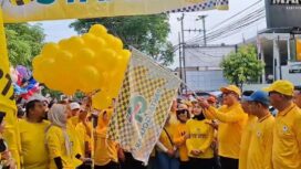 Ketua DPD Partai Golkar Jawa Tengah Mohammad Saleh saat mengibarkan bendera start Yellow FUN WALK 2025 di halaman Kantor DPD Golkar Jawa Tengah Jl. Kyai Saleh No. 1 Semarang