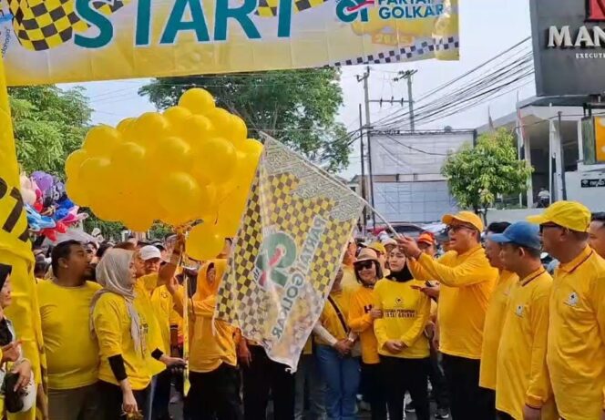 
					Ketua DPD Partai Golkar Jawa Tengah Mohammad Saleh saat mengibarkan bendera start Yellow FUN WALK 2025 di halaman Kantor DPD Golkar Jawa Tengah Jl. Kyai Saleh No. 1 Semarang