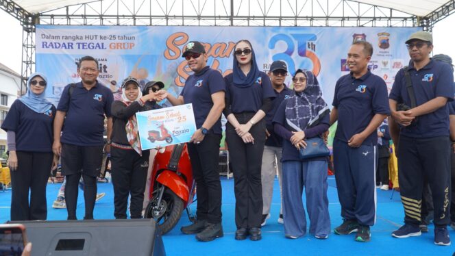 
					Desiana Handayani Raih Hadiah Sepeda Motor pada Gelaran Senam Sehat HUT ke-25 Radar Tegal