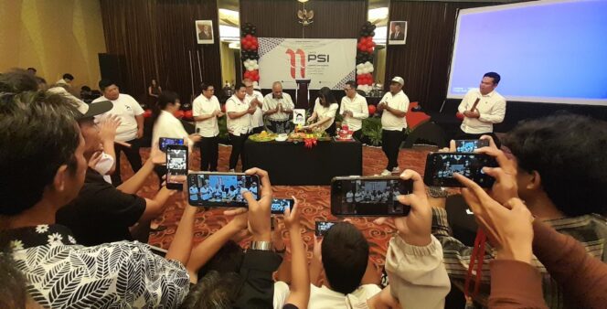 
					Suasana penuh kehangatan potong tumpeng HUT ke-11 PSI yang diselenggarakan DPD PSI Kota Semarang | foto: Wahyu Hamijaya