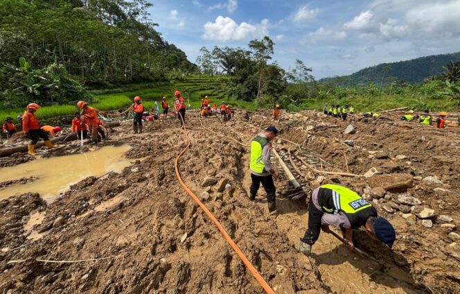 
					Material Longsor Masih Tidak Stabil, Upaya Tim SAR Terhambat