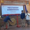 Simbolis memukul gong menandai resminya kegiatan Vidya Parinama FBS Unnes | foto: Wahyu Hamijaya