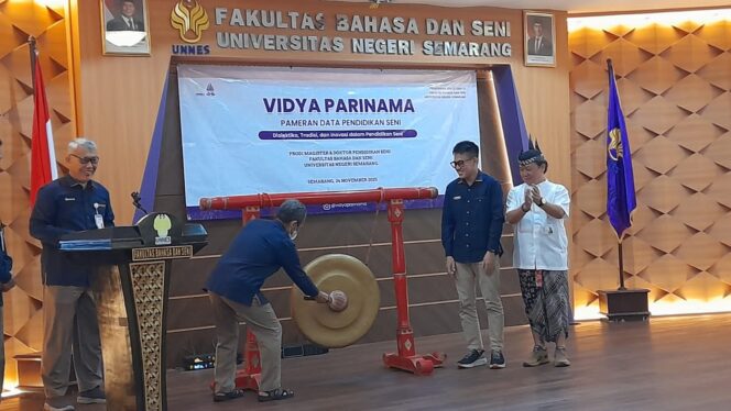 
					Simbolis memukul gong menandai resminya kegiatan Vidya Parinama FBS Unnes | foto: Wahyu Hamijaya